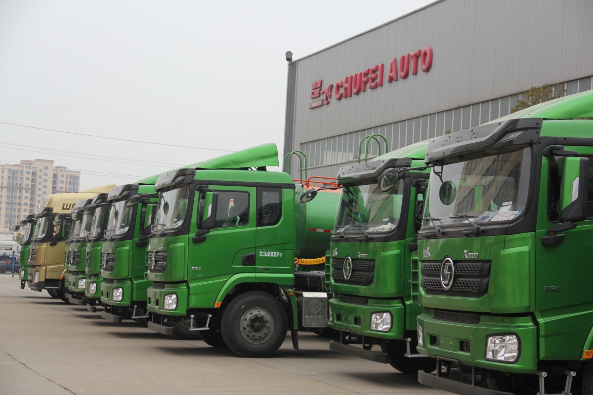 新年新氣象,2018年首批批量訂單30臺(tái)新型泥漿半掛運(yùn)輸車