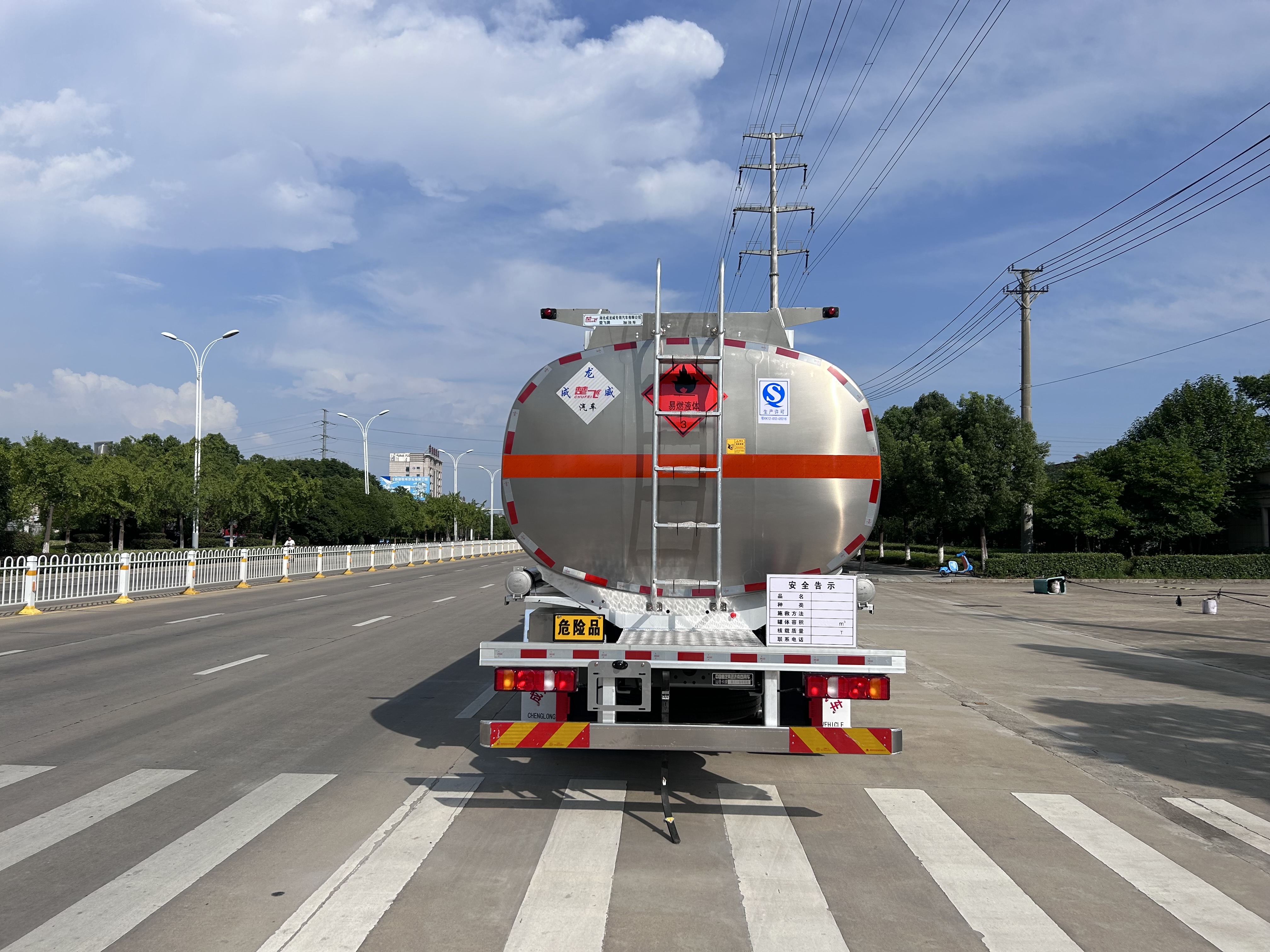 重汽汕德卡 30.2方加油車(鋁合金)