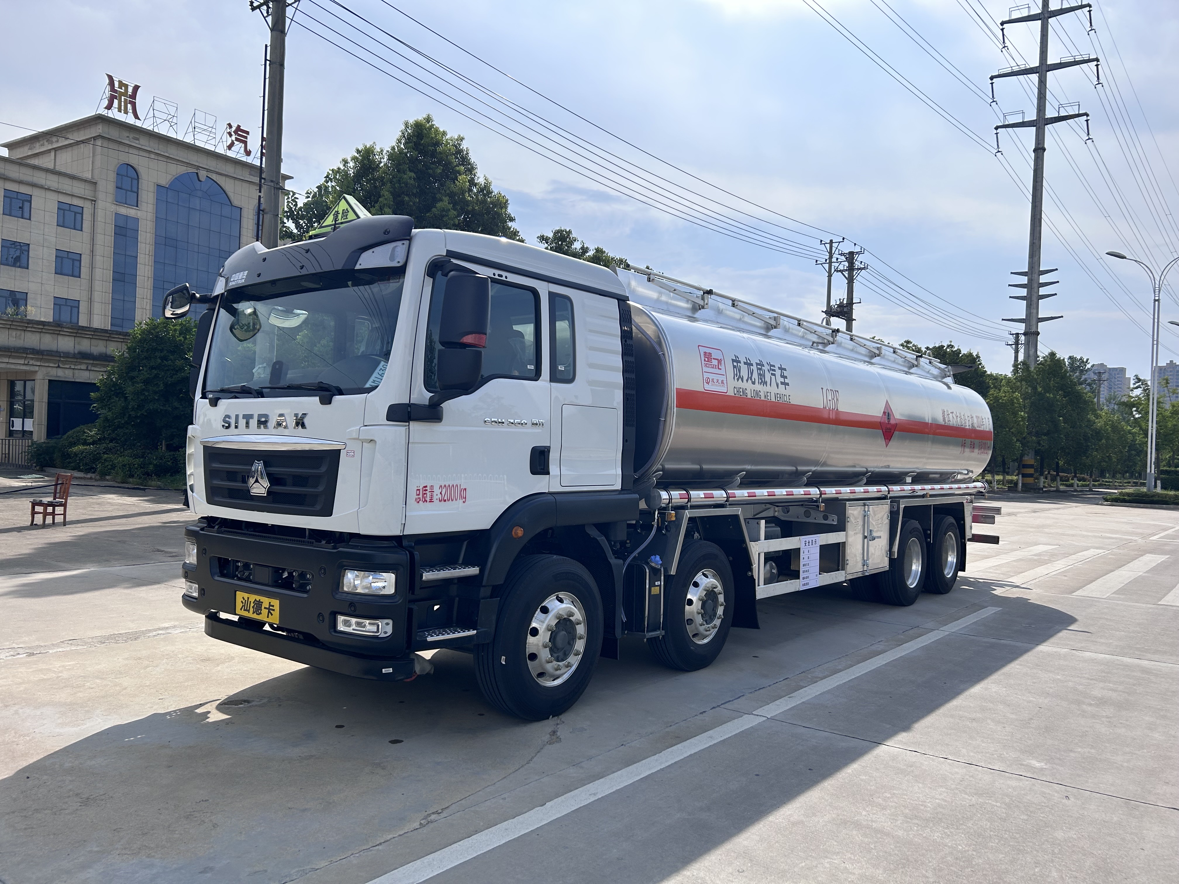 重汽汕德卡 30.2方加油車(鋁合金)